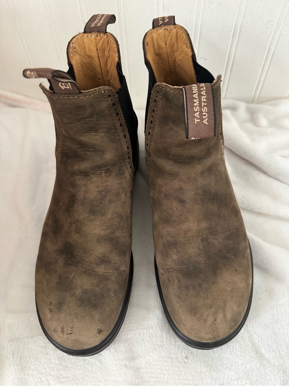 Blundstone Chelsea Ankle Boots in Rustic Brown with Black Elastic - Picture 4 of 14